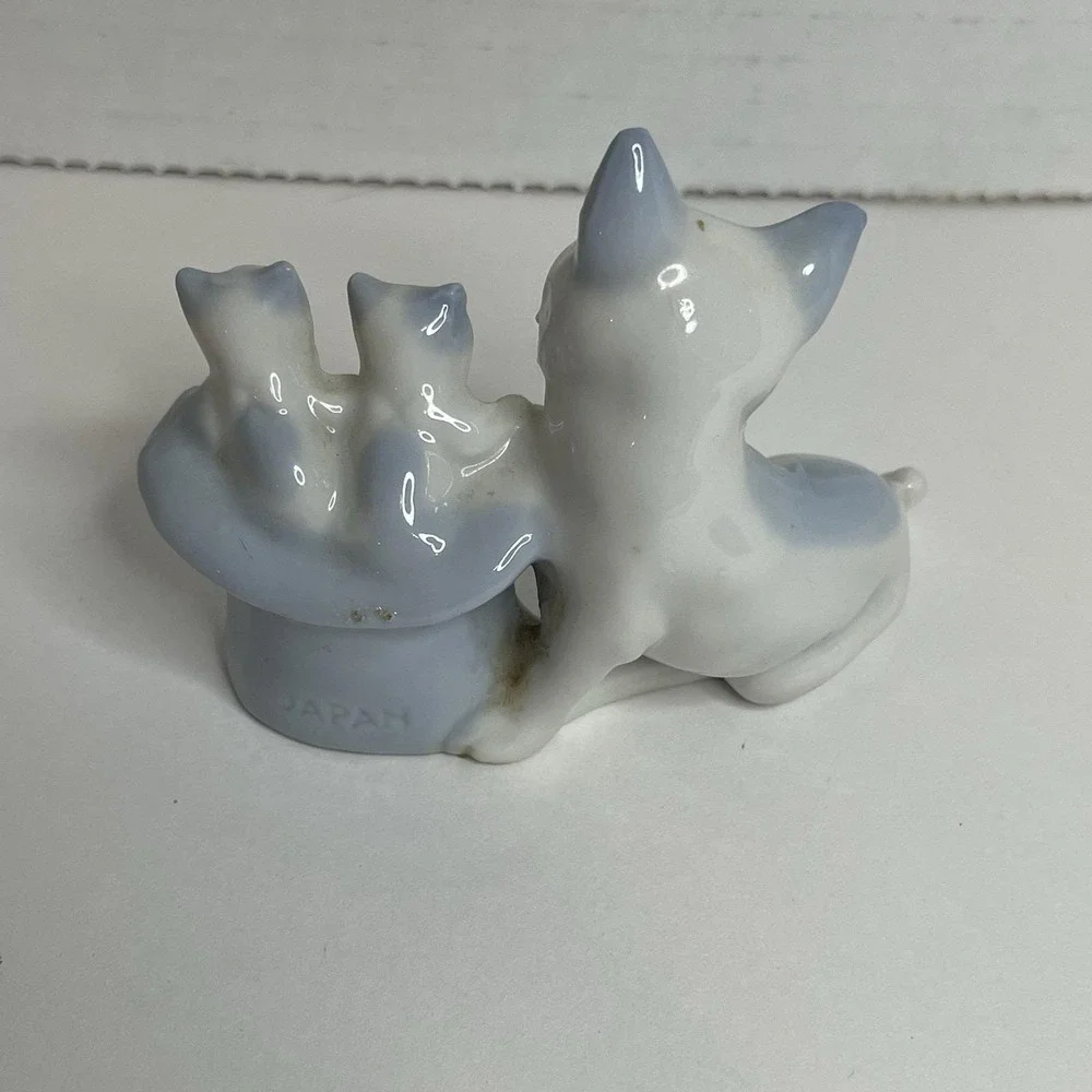 Husky Dog & 2 puppy figurines white & blue Japan Vintage